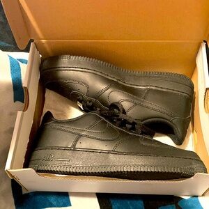 Black Air Force 1s kid 5y